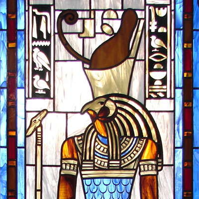 FIGURÁLNÍ VITRÁŽ ZOBRAZUJÍCÍ EGYPTSKÉHO BOHA THOVTA, 60x140 cm, AUTOR: RADEK PÁNÍK, REALIZACE 2009